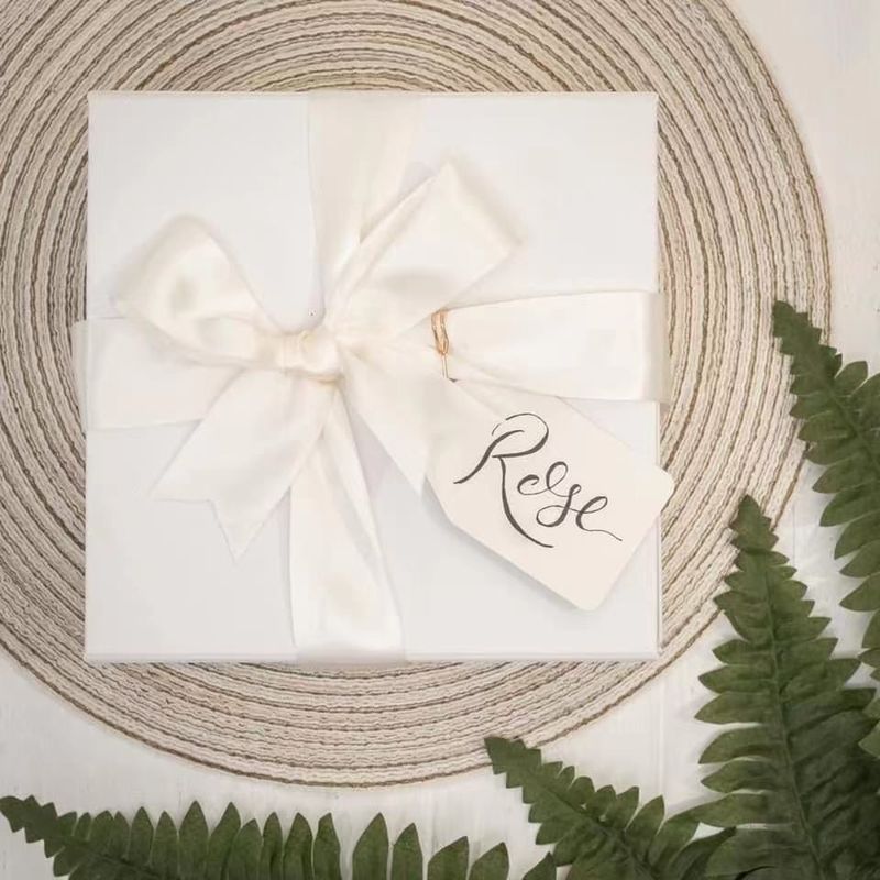 Custom Magnetic Closure White Cardboard Gift Box For Mother's Day Valentine's Day