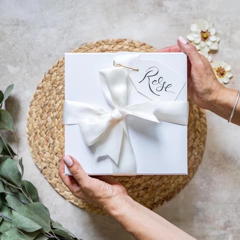 Custom Magnetic Closure White Cardboard Gift Box For Mother's Day Valentine's Day